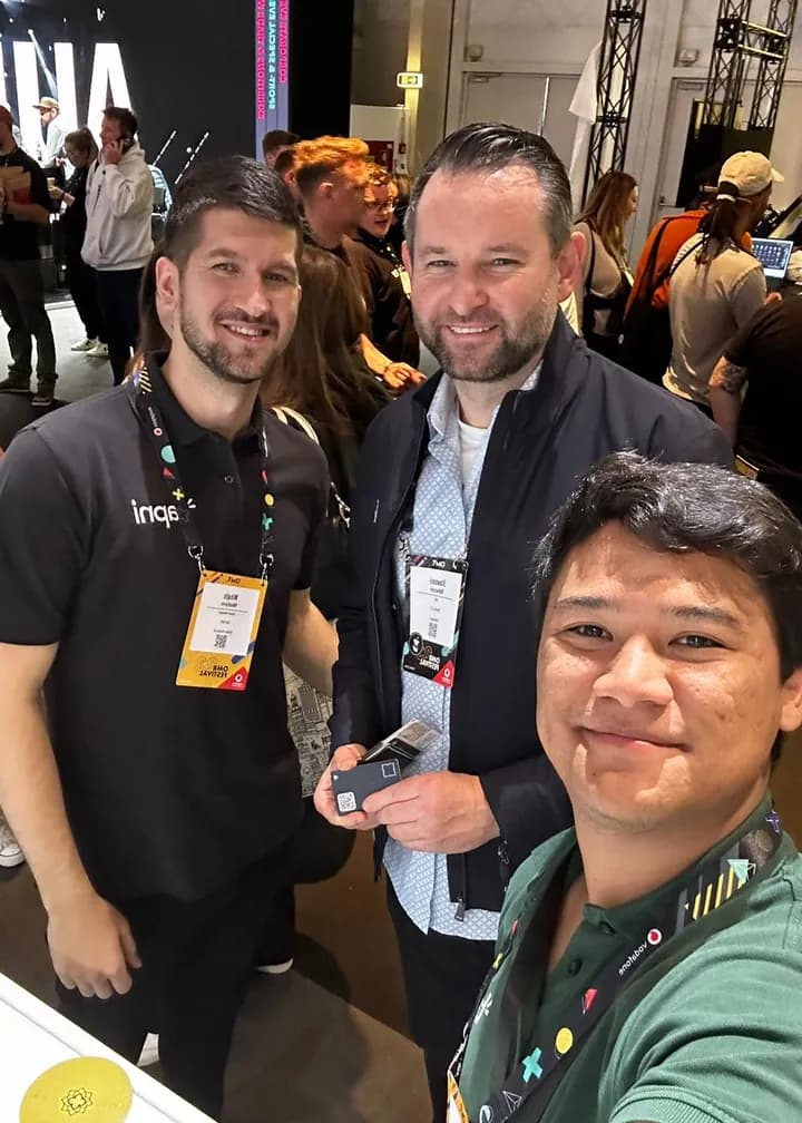 Conference visitor holding his black Tapni card in a selfie with the Tapni team